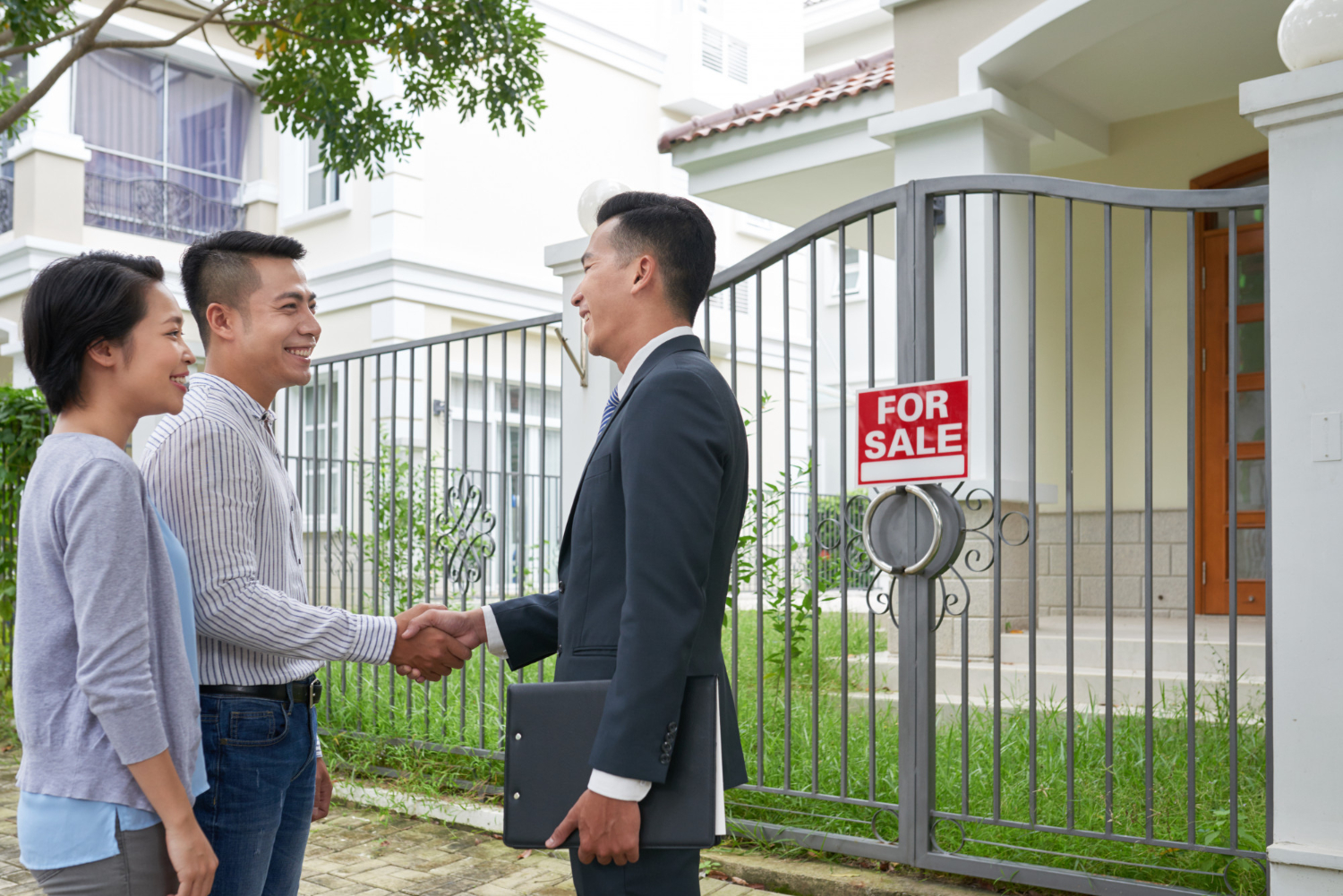Traditional Sale vs. Cash House Buyers: Which Is Right for You?