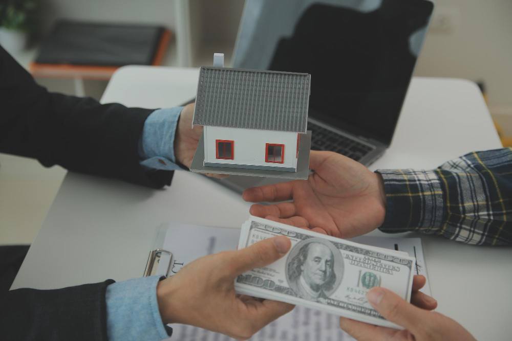 The Pros and Cons of Selling to a Cash Home Buyer